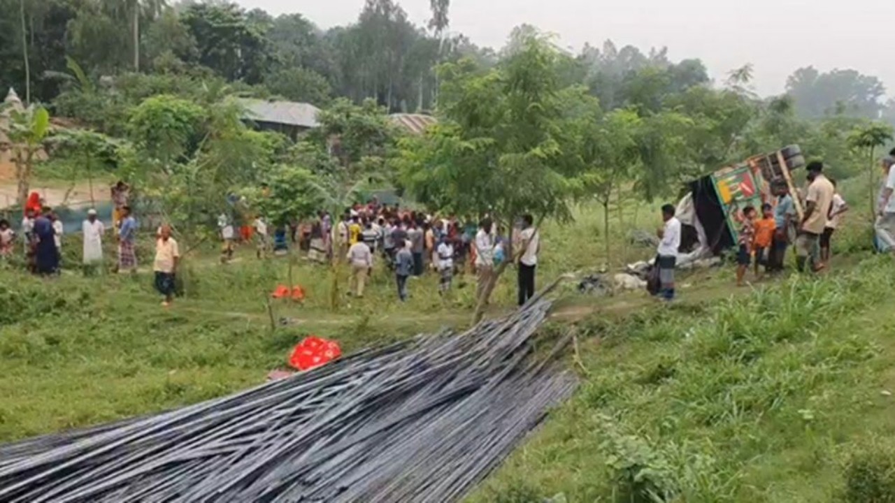 যমুনাপাড়ে রডবোঝাই ট্রাক উলটে নিহত ১৫